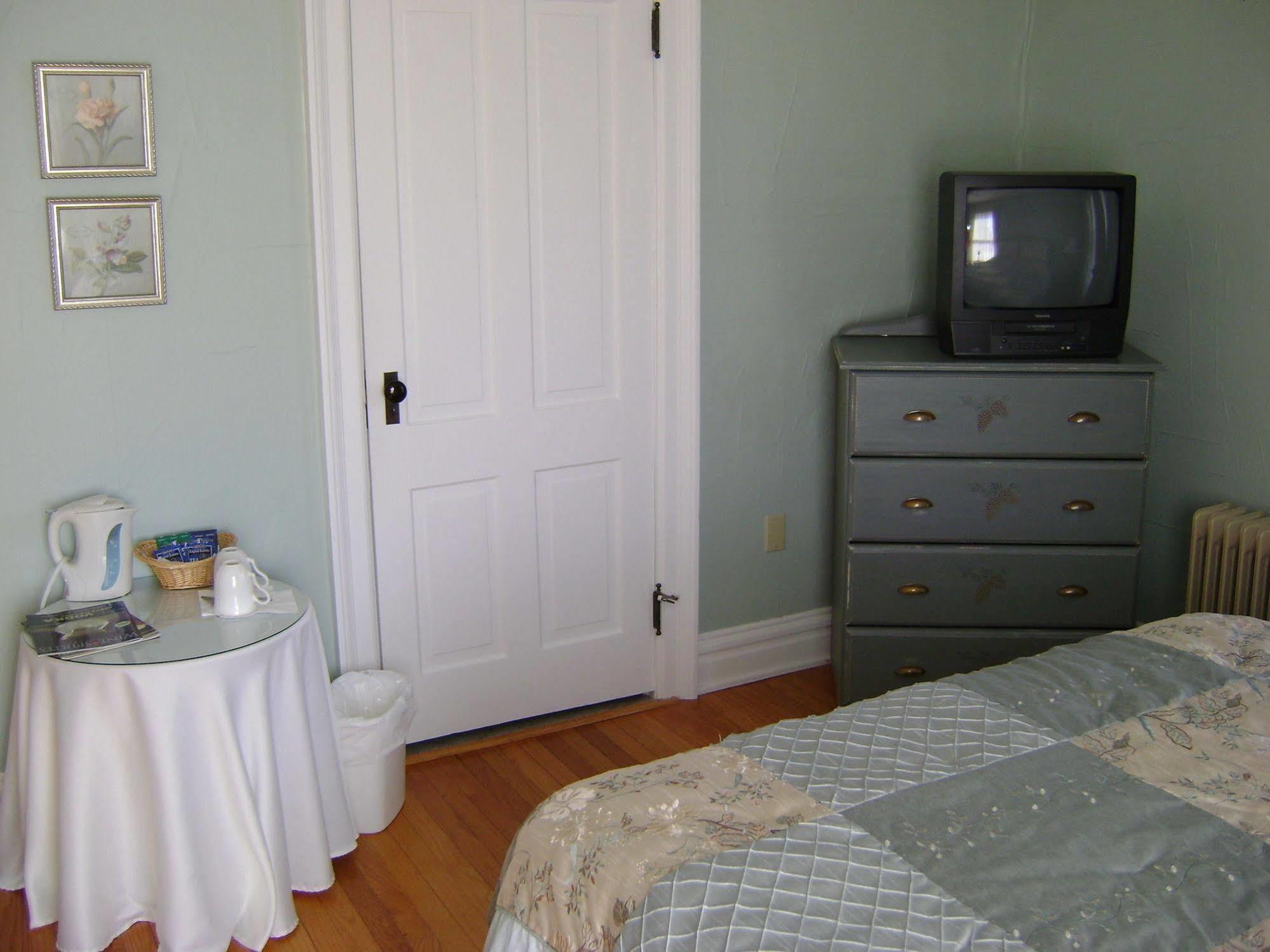 Four Creeks Bed & Breakfast Girard Bagian luar foto