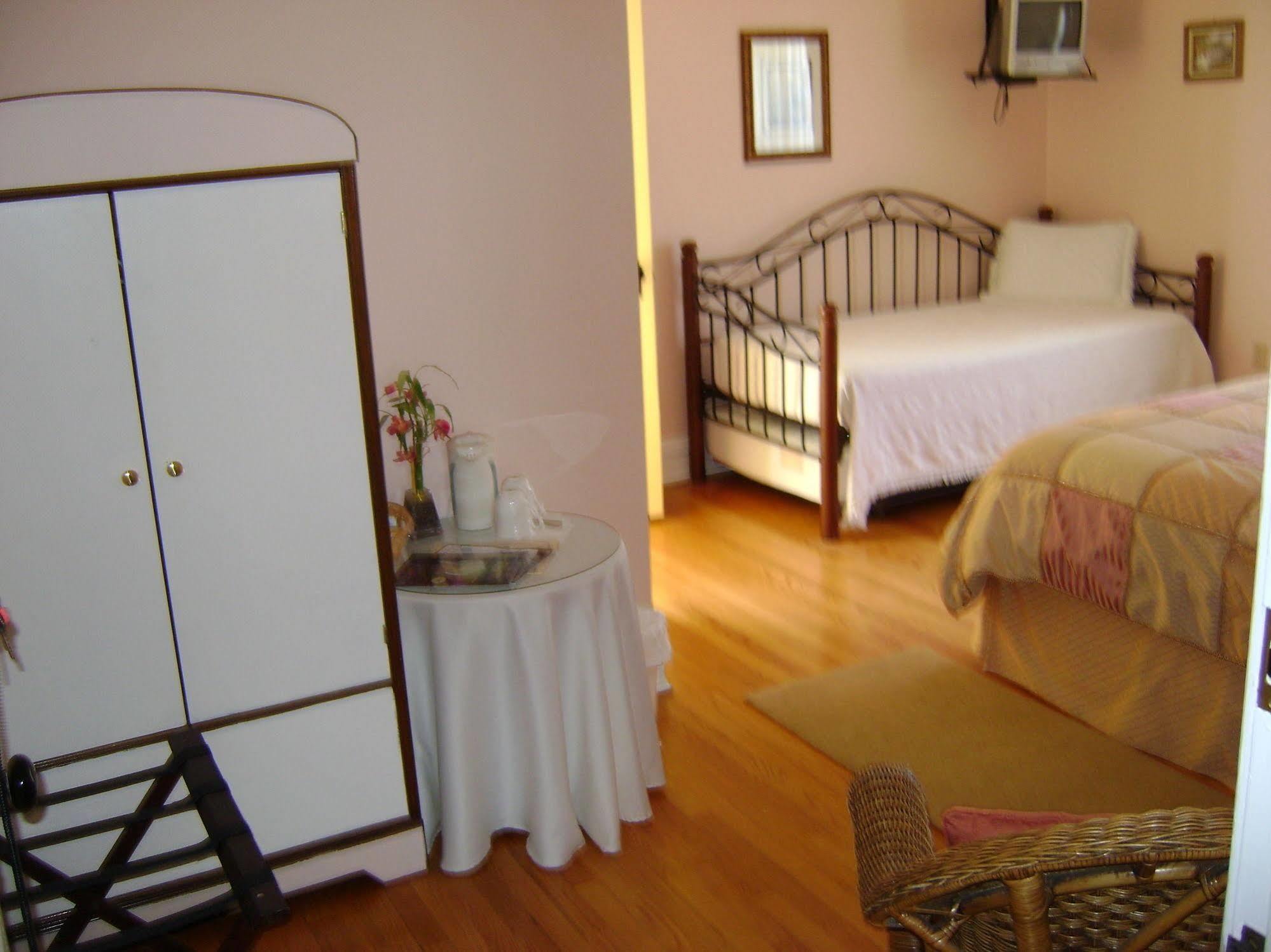 Four Creeks Bed & Breakfast Girard Bagian luar foto